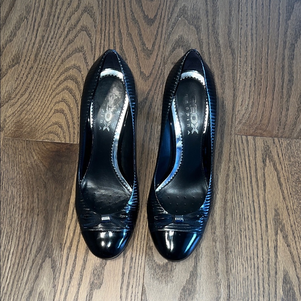 Geox Women's Black Patent Leather Heeled Pumps with Bow Accent
